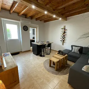  Hébergement de vacances Maison De A 5 Min à Pied De La Tour Luma France